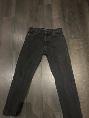 Byxor från Jack & Jones (chris loose) - Byxorna är i bra skick då dom inte använts mycket alls. Storlek 30 32 på dom. Nypris 600kr