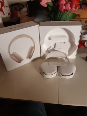 Apple AirPods Max - Apple AirPods Max i silver med originalförpackning, laddkabel och skyddsfodral. Hörlurarna är i mycket gott skick, utan synligt slitage. Aktiv brusreducering, hög ljudkvalitet och bekväm passform. Perfekt för musik, film och samtal.
