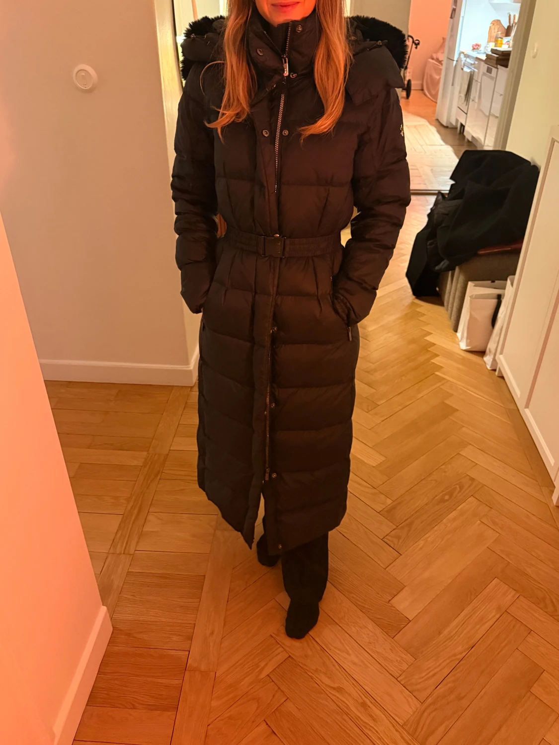 Svart lång dunjacka från Áhkká