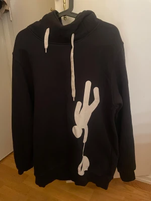 Svart hoodie - Svart hoodie som är merch från paradox museet. Knappt använd. Storlek XXL. 