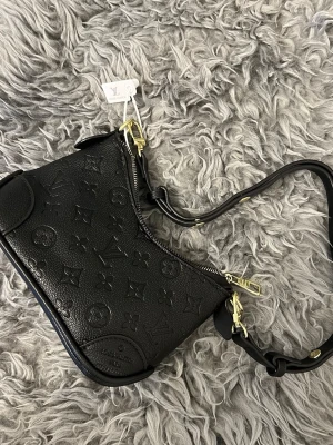 Shoulderbag svart mini väska  - Svart shoulderbag oanvänd 