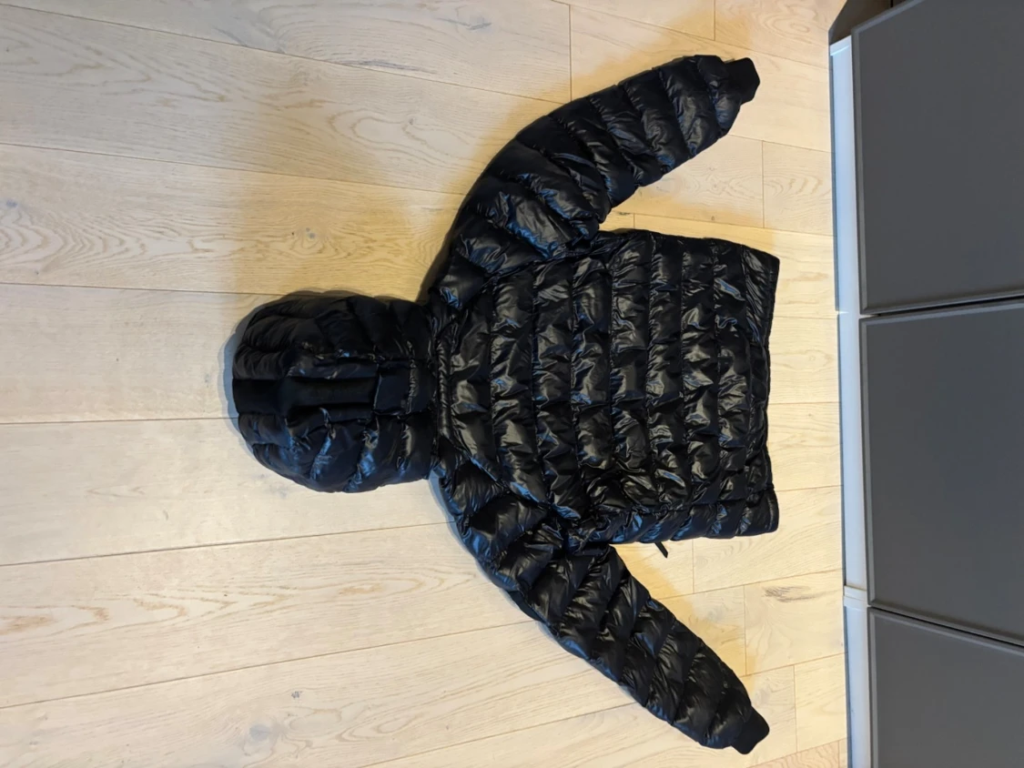 Svart dunjacka Peak Performance - 1