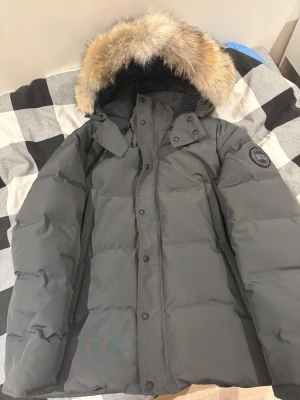 Canada goose jacka  - Säljer denna nya goose jacka då den var för stor. Använd endast 1 gång och är i jättebra skick. Fraktar runt hela sverige
