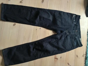 Mörkblå Diesel Larkee-Beex jeans W32 L32 - Säljer ett par mörkblå Diesel Larkee-Beex jeans med regular tapered passform. Klassisk femficksmodell med snygga kontrastsömmar och diskret Diesel-lapp bak. Jeansen är tillverkade i stretchig denim för extra komfort. Av sydda så ungefär 30 i längd. 32/30