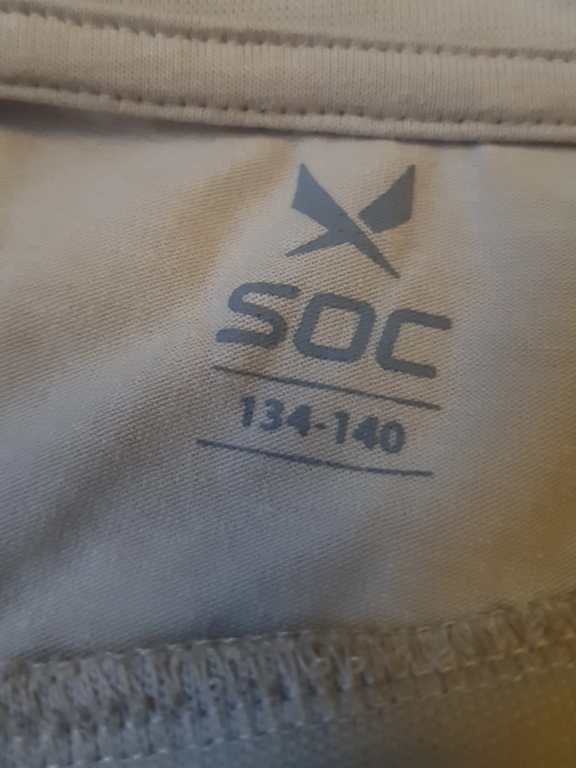 Beige croppad t-shirt från SOC - 1