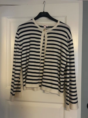 Randig kofta - En blå och vit stickad kofta från Gina Young 💕Använd ca 2 gånger, köpt för 300kr💕 Storlek 170