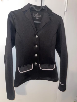 Super snygg kavaj 😍 - Super snygg kavaj från Exclusive🙏🏻 super fin svart kavaj med inga större täcken på användning bara lite knottig på ärmarna 💓 kola gärna mina andra annonser också 🌟