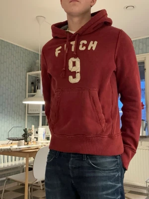 Abercombrie & Fitch vintage hoodie(sällsynt) - En sjukt snygg och riktigt sällsynt A&F hoodie med en genuin vintage känsla. Finns slitningar här och var, men gjorda i fabrik, så inget slitage eller defekter!😁Storlek Small, passar 170-176cm ungefär. På bilden är jag 176cm. Var inte rädda att skicka frågor och prisförslag!😁 Alltid snabbt svar⏰