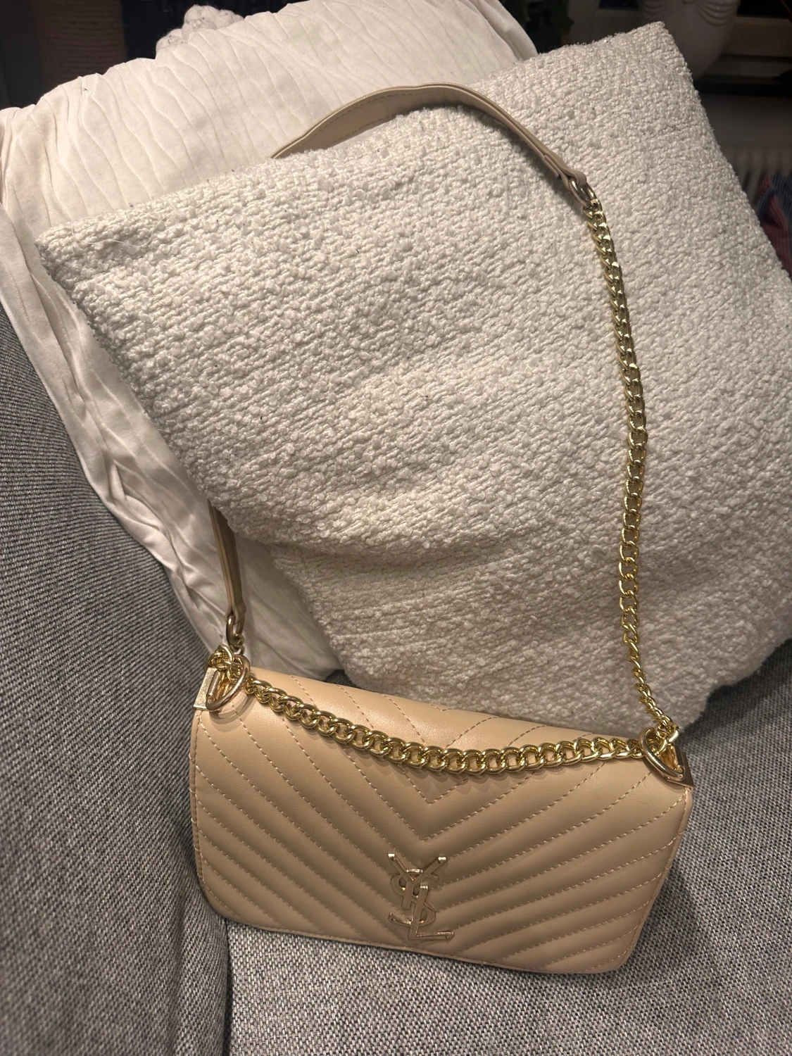 Beige quiltad axelväska från YSL - 1