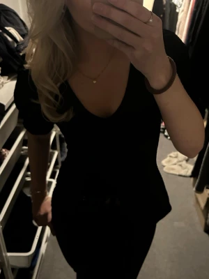 V-ringad topp - Supersnygg topp med mönstrat tyg och knyt i midjan från bikbok! Passar både till fest och vardags🌟knappt använd