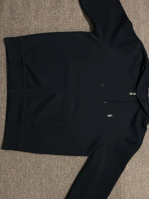 Ralph Lauren Zip Hoddie - En skön och stilig hoddie som är använd någon gång i storlek L och färg Marineblå. Pris är inte hugget i stenen kan gå ner lite grann