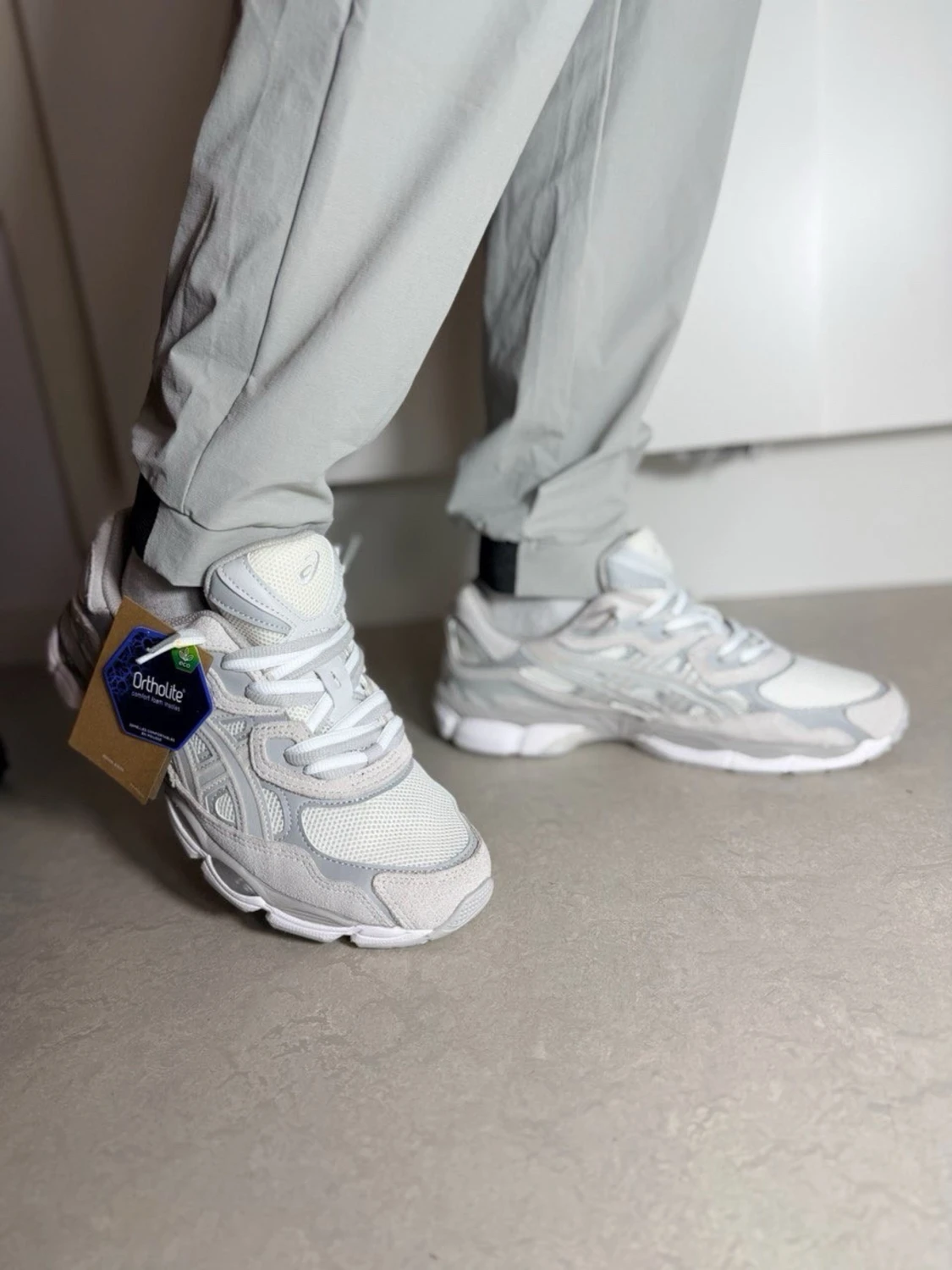 Vita och grå Asics sneakers - 3