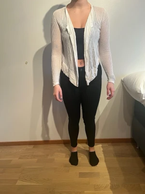 Vit kofta. Stockh lm/ MQ/MARQET - Trinny lace wrap Tvättråd: 30°