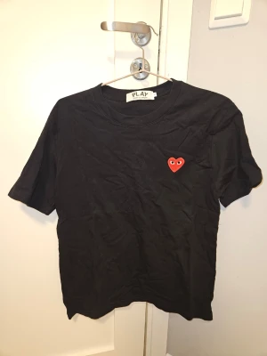 Cdg tshirt svart - Storlek M liten i storlek passar S. Comme de garcons play