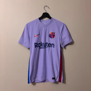 Barcelona (S) Authentic Away Football Shirt 2021/22 Nike - Varan är äkta och knappt använd. Mycket sällsynt tröja. Skickas säkert