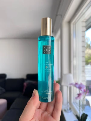 Rituals of Karma Hair & Body Mist - Hår- och kroppsmist från Rituals, The Ritual of Karma. Doft av helig lotus och vitt te. Innehåller 50 ml. Aldrig använd ✨ - Köper du innan kl 16:00 kan jag skicka samma dag!