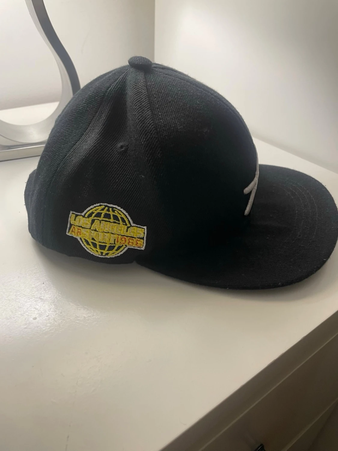 Svart keps med LA-patch och A-logga - 1