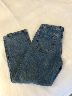 Blå jeans från Pull&Bear - Klassiska blå jeans från Pull&Bear i storlek 42
