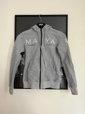 Maya delorez tröja - Skön ridhoodie från Maya delorez i väldigt bra skick!