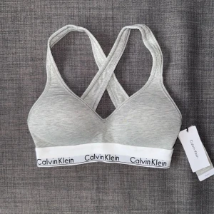 Calvin Klein topp/bh - Super fin, men passade inte mig. Helt ny med prislapp! Storlek XS. 