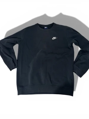 Nike tröja svart, storlek S - Säljer en svart Nike-tröja i storlek S. 	•	Fint skick, inga fläckar eller hål 	•	Klassisk Nike-design 	•	Bekväm och perfekt till både träning och vardag 	•	Original Nike