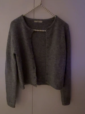 Grå kofta från Gina Tricot XS - Mysig grå kofta från Gina Tricot i stickad kvalitet. Knappar framtill och långa ärmar. Perfekt att slänga över axlen . Ser ny ut💕