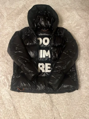 Svart Save the duck jacka - Säljer en svart save the duck jacka i mycket bra skick, nästan aldrig använd. Hör av er vid frågor!