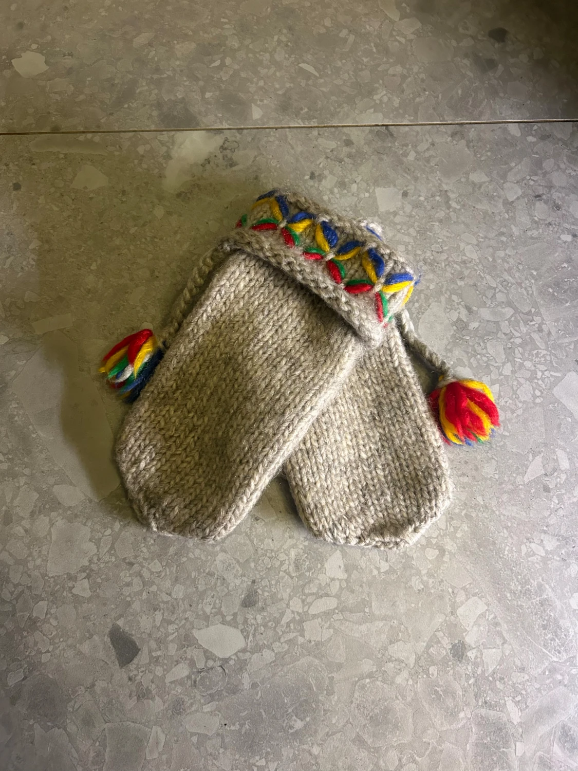 Grå stickade Lovika Vantar