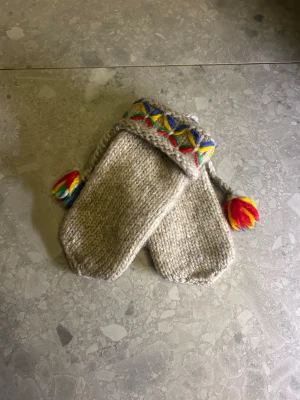 Grå stickade Lovika Vantar - Perfekt nu för vintern goa och mysiga!🙂Skick 10/10 aldrig använda! Pris är diskuterbart!