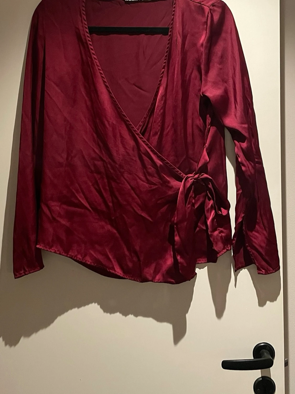 Vinröd omlottblus från NA-KD