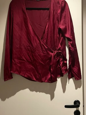 Vinröd omlottblus från NA-KD - skriv för frågor eller fler bilder