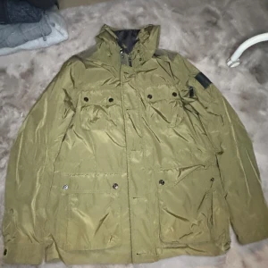 Militär grön field jacket  - Väldigt fint skick och en perfekt jacka att ha med en tjockare tröja under. Tveka inte på att ställa frågor. 