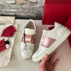 Valentino Open skor - Bra skick, lite allmänt använda men har fortfarande mycket kvar att ge! Nypris ca 5000kr. Storlek 38,5.  Skopåse medföljer. Självklart äkta - kolla bara recensionerna! Skriv för mer information🤝