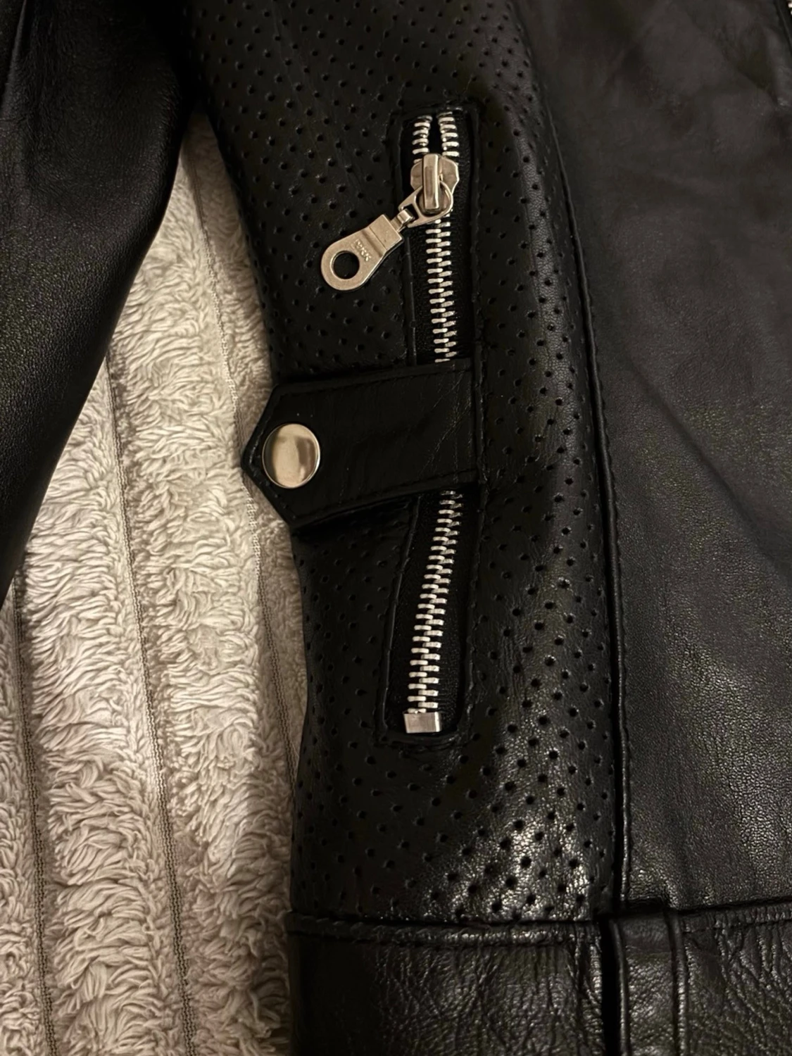 Svart skinnjacka med dragkedjor - 3