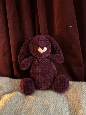 Virkad jellycat kanin🤍 - Mörklila/ vinröd virkad jellycat inspirerad kanin i 100% polyester! 