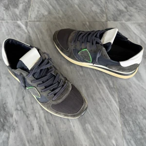 Philippe Model skor  - Philippe Model skor - Skick: Grymt skick - Tillbehör: endast skorna - Nypris: 4000kr - TrendWardrobe