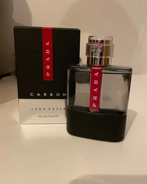 Prada Luna Rossa Carbon 100ml - Prada Luna Rossa Carbon EDT, 100ml. Köpt som present men den passade inte riktigt så säljer nu för att kunna köpa en ny. Endast testad (sprayats kanske 3 gånger). Fräsch och lätt gillad doft för de flesta. Köpt för 1475kr