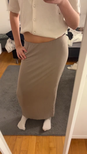 Beige långkjol från 157 - En stilren beige långkjol från 157 i mjukt och lätt material. Relativt bra skick 