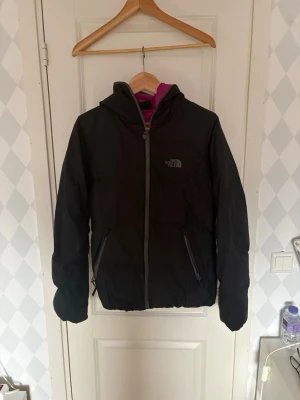 Svart The North Face Jacka - Säljer denna då den inte längre används.  Pris går att diskuteras.
