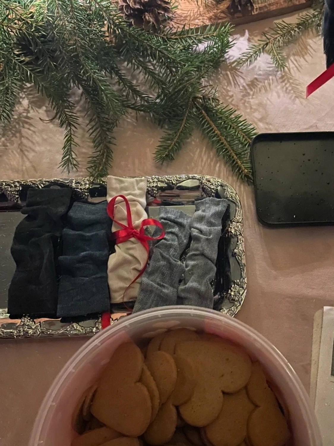 Blå jeansväst med enkel design - 1