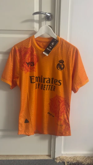 Real Madrid player edition - En helt ny oanvänd Real Madrid player edition tröja! Denna exklusiva matchtröja är ett samarbete med Y-3 och är svår att få tag på.   Har du några funderingar så är det bara att fråga på!