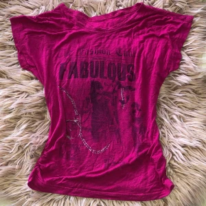 tshirt - i fint skick, kontakta vid frågor osv!!<3