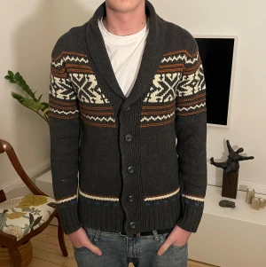 Mörkgrå kofta från The Clockhouse  - Snygg cardigan i storlek L. Modellen är 187cm. Hör av dig vid minsta fundering🤗