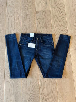 Mörkblå jeans herr från Tiger of Sweden - Snygga mörkblå jeans från Tiger of Sweden med normal passform. Perfekt för dig som gillar jeans med modern look.