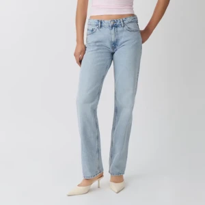 Low straight tall jeans -  ljusblå jeans från Gina som är straight tall. Passar dig som är 170+, storlek 36. Säljer då dom är för stora på mig.