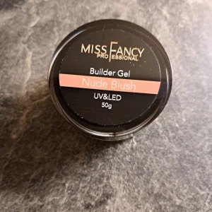 Missfancy gele  - Säljer denna gelén i färgen nude blush från missfancy, gelén är 50g. Den är endast testad på ett test finger så den är nästintill oanvänd, Den säljs pga att den inte används. Den är tpo fri och den är låg viskositet. Köparen står för frakt, en ny kostar 439 men den säljs för 400 kr + frakt💕