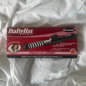 BaByliss Press N' Curl Ceramic - BaByliss Press N' Curl Ceramic locktång ger perfekta lockar med skonsam keramisk beläggning. Enkel att använda, professionell kvalitet