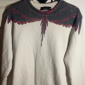 Marcelo Burlon sweatshirt - Säljer en vit tröja från Marcelo Burlon. Perfekt för en stilren look. Strl M, passar S💫