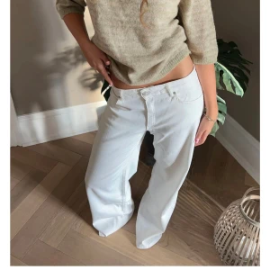 Alaia low waist jeans design by si - Vita low waist jeans från design by si i modellen Alaia. Dom är avklippta så att dom passar i längden för mig som är 163 cm lång. Dom är helt oanvända då jag klippte för mycket för min smak.