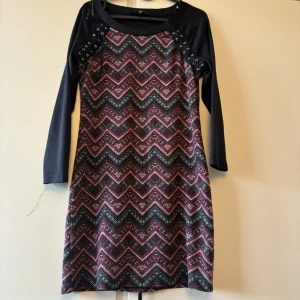 Mönstrad klänning med snörning - Fint sick 